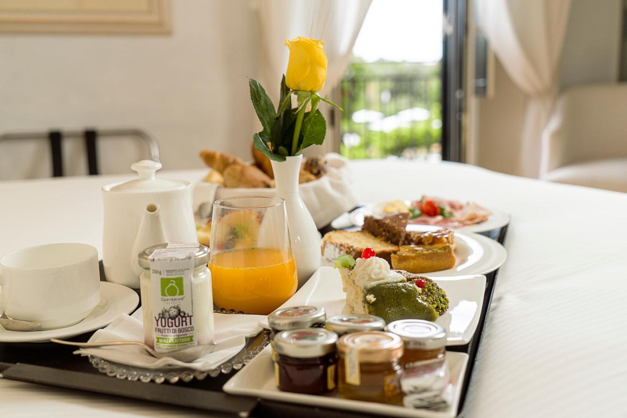 Villa Athena Resort Agrigento Bagian luar foto A breakfast tray