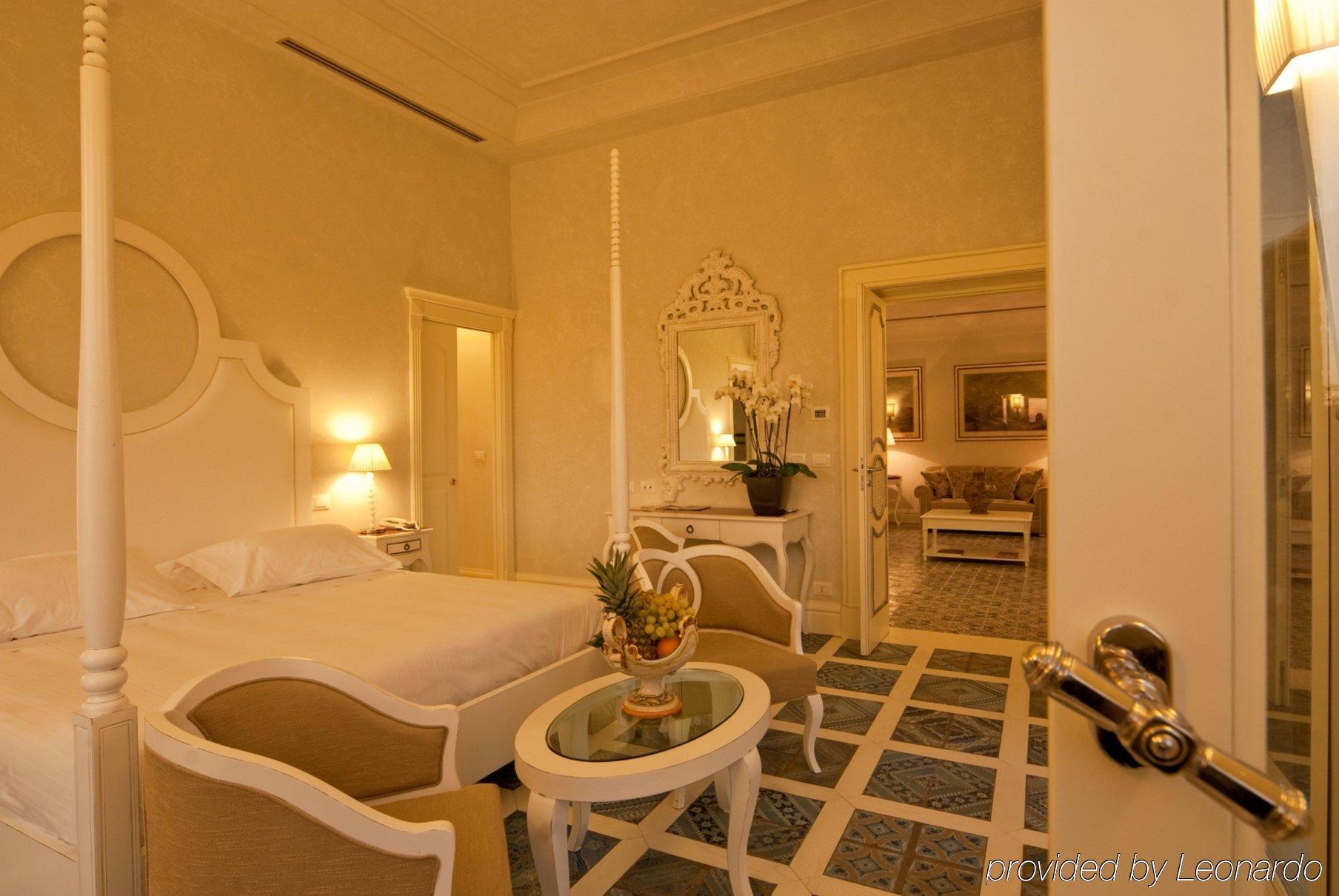 Villa Athena Resort Agrigento Ruang foto A suite at the Taj Mahal Palace