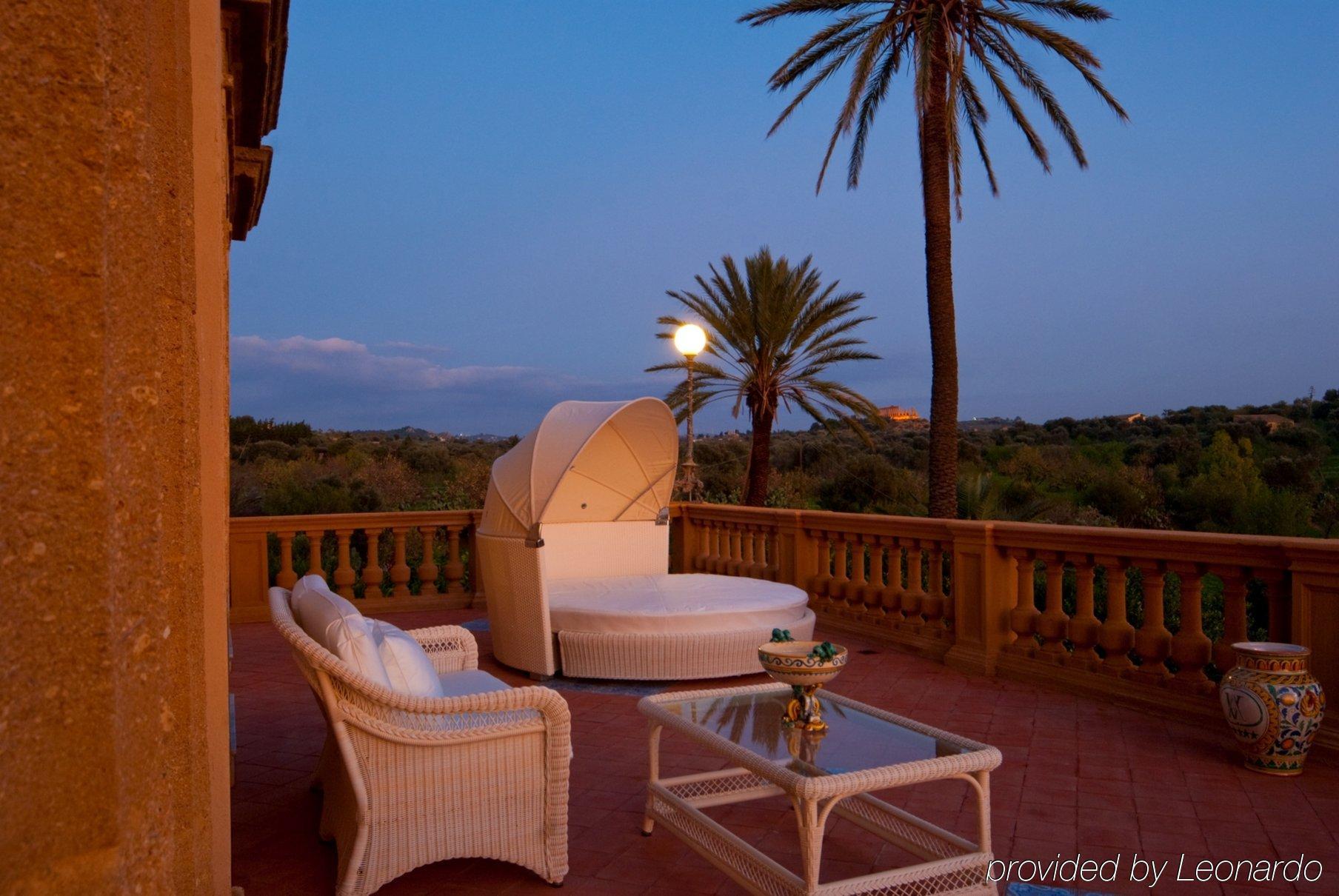 Villa Athena Resort Agrigento Ruang foto Terrace at the hotel