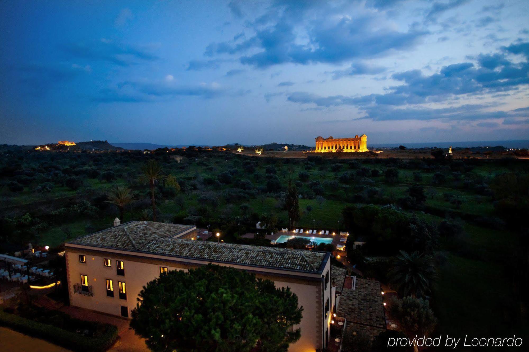 Villa Athena Resort Agrigento Bagian luar foto View of the Acropolis of Paestum from the Hotel