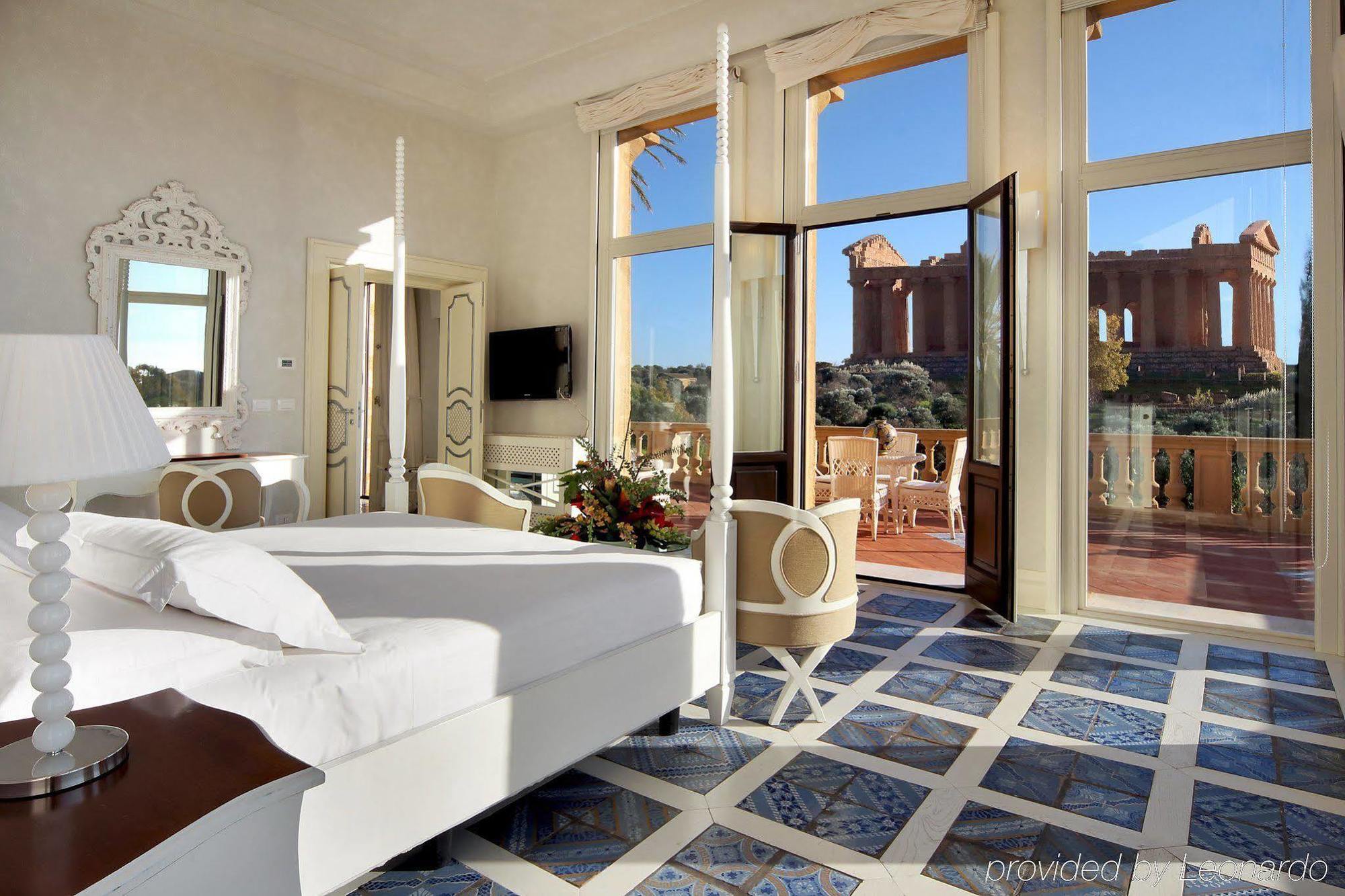 Villa Athena Resort Agrigento Bagian luar foto A room at the Hotel Excelsior