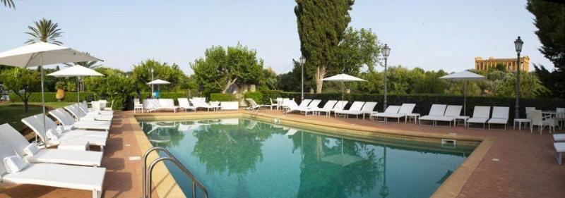 Villa Athena Resort Agrigento Bagian luar foto The swimming pool at the hotel